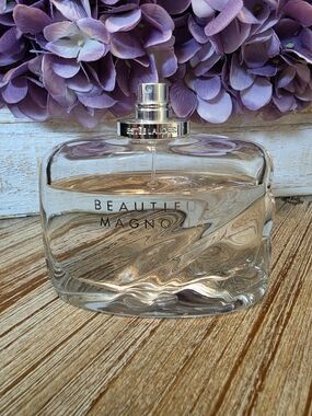 Estee Lauder Beautiful Magnolia Eau de Parfum - Clear Bottle with Silver Accents